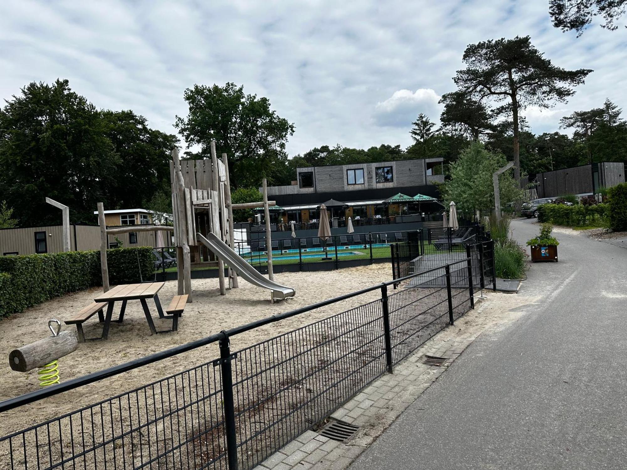 Dubbele Chalet Op Recreatiepark Topparken Op De Veluwe In Beekbergen Met Grote Vrije Tuin En Eigen Parkeerplaats Zewnętrze zdjęcie